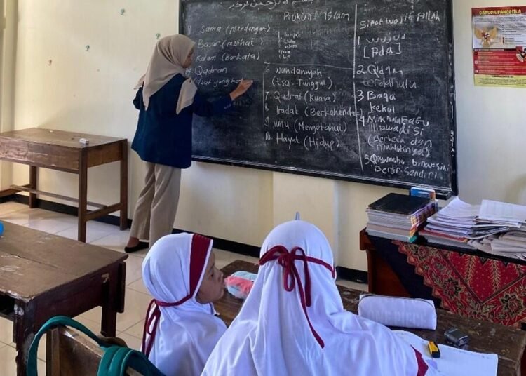 Mahasiswa KKN Tingkatkan Semangat Belajar dan Kepedulian Terhadap Lingkungan Siswa SD Muhammadiyah 07 Wajak 1 Kegiatan Mahasiswa KKN FP UB 2025 (Sumber: Dokumentasi Penulis)