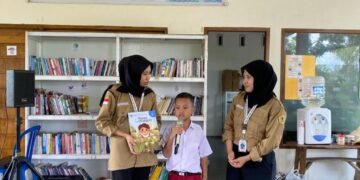 Cerdas mengulas buku