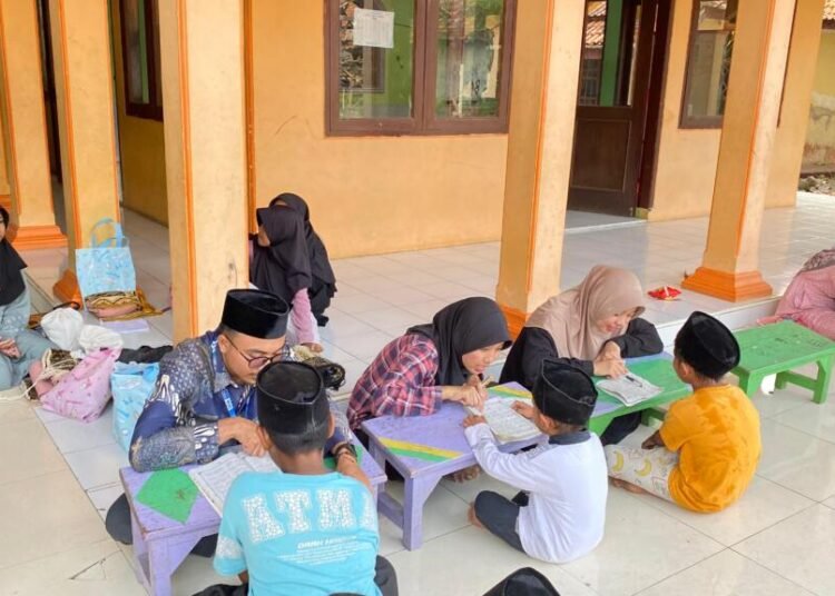 Kelompok 14 KKN UIN Siber Syekh Nurjati Cirebon Gelar Program Literasi di TPQ Pondok Pesantren Baitul Amanah 1 Gambar WhatsApp 2025 08 04 pukul 11.05.21 6746c6a1