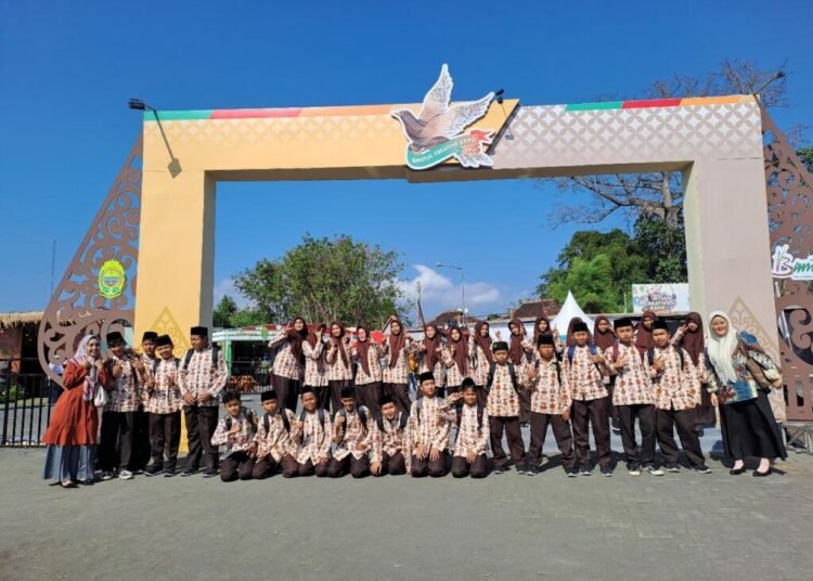 Siswa MTsN 6 Bantul Kunjungi Bantul Creative Expo 2025 1 Gambar WhatsApp 2025 08 04 pukul 13.46.22 772a8dba