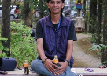 Jembatan yang dulunya dibangun dengan pengecoran sederhana itu kini mulai berlubang dan sangat membahayakan pengendara yang melintas.