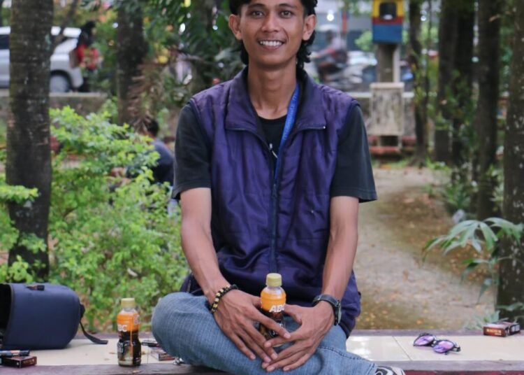Jembatan yang dulunya dibangun dengan pengecoran sederhana itu kini mulai berlubang dan sangat membahayakan pengendara yang melintas.