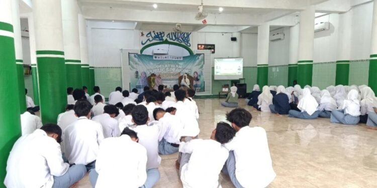 Narasumber Memaparkan