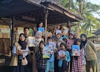 Lapak Buku di Pantai Maiq Anyir