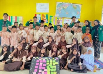 Dokumentasi bersama Mahasiswa KKN UNAND dengan Siswa-siswi SDN 25 Sungai Lingkitang Setelah Melaksanakan Sosialisasi Pentingnya Literasi Sejak Dini tanggal 25 Juli 2025. (Doc. Tim KKN UNAND Lubuk Gadang Timur).