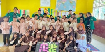 Dokumentasi bersama Mahasiswa KKN UNAND dengan Siswa-siswi SDN 25 Sungai Lingkitang Setelah Melaksanakan Sosialisasi Pentingnya Literasi Sejak Dini tanggal 25 Juli 2025. (Doc. Tim KKN UNAND Lubuk Gadang Timur).