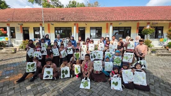 Mahasiswa KKN BBK 6 UNAIR Ajak Siswa SD Berkreasi Ramah Lingkungan Lewat Prakarya Eco-Print 1 Picture2 1