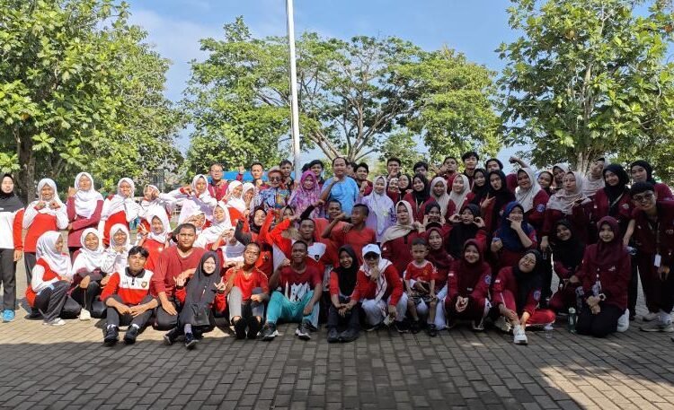 Mahasiswa KKM Kecamatan Cikedal Gelar Senam Bersama di Kantor Kecamatan 1 KKM