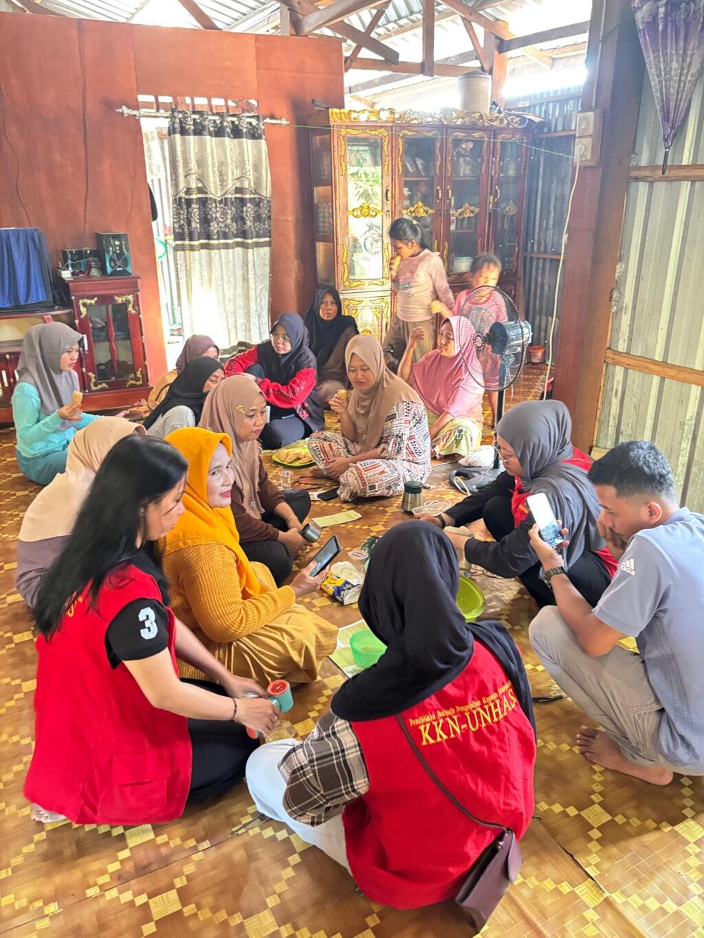 Pemanfaatan Rumput Laut dalam Olahan Es Krim Sebagai Strategi Pemberdayaan Masyarakat Kelurahan Tellumpanua 2 WhatsApp Image 2025 08 01 at 22.44.17