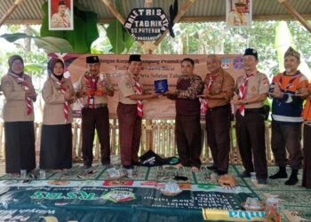 Penyerahan Cinderamata dari Kwarcab Jakarta Selatan