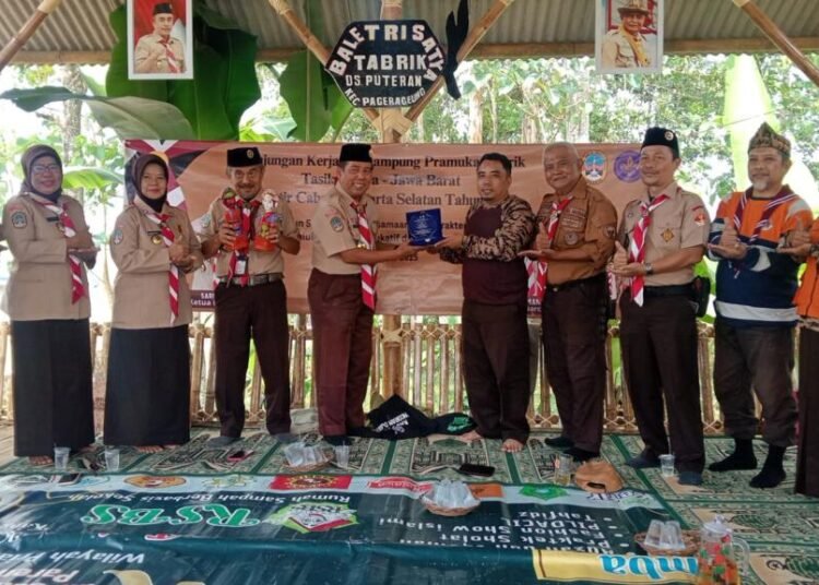 Penyerahan Cinderamata dari Kwarcab Jakarta Selatan