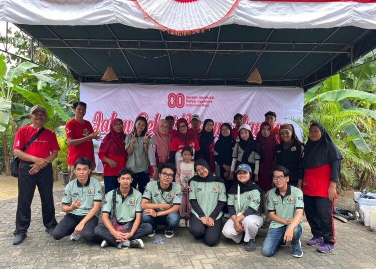 foto bersama panitia lokal dan mahasiswa KKN 113 UMBY