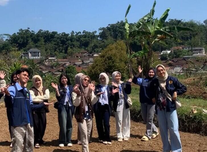 Tiga Perguruan Tinggi Siap Kolaborasi Meriahkan HUT RI ke-80 di Desa Banyukuning 1 WhatsApp Image 2025 08 04 at 20.03.09 1fe8d239