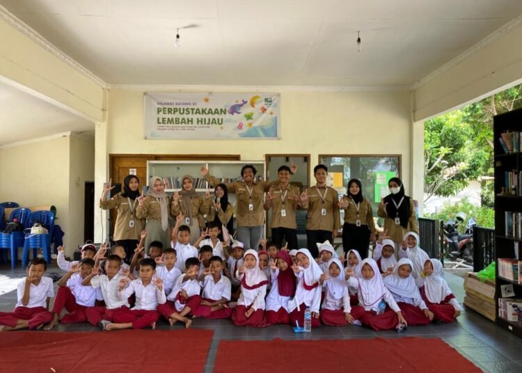 Tumbuhkan kegemaran membaca, mahasiswa kkn ajak siswa sdn 1 ijobalit ikut membaca nyaring dan cerdas mengulas buku 1 WhatsApp Image 2025 08 04 at 21.27.59