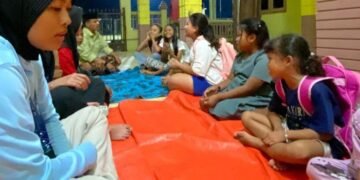 Tingkatkan Semangat Belajar, Mahasiswa KKN Adakan Les Privat Malam di Desa Menyunyur Sebagai bentuk pengabdian kepada masyarakat, kami yang sedang melaksanakan Kuliah Kerja Nyata (KKN) di Desa Menyunyur mengadakan kegiatan les privat malam hari bagi anak-anak desa. Kegiatan ini rutin dilaksanakan setiap malam setelah salat Magrib dan diikuti oleh siswa-siswi dari tingkat Sekolah Dasar (SD) serta beberapa siswa tingkat Madrasah Tsanawiyah (MTs). Program ini mendapat respon positif dari masyarakat karena dinilai membantu anak-anak belajar dengan lebih terarah di luar jam sekolah. Les privat ini kami fokuskan pada materi pelajaran yang akan dipelajari keesokan harinya di sekolah. Dengan penuh kesabaran, kami membimbing mereka dalam memahami pelajaran, menyelesaikan tugas, hingga mengulas materi yang dianggap sulit. Suasana belajar sengaja kami buat santai, menyenangkan, dan interaktif agar anak-anak lebih mudah menyerap pelajaran. Selain mendukung secara akademik, kami juga menanamkan nilai-nilai penting seperti kedisiplinan, tanggung jawab, dan semangat belajar. Harapannya, anak-anak dapat lebih percaya diri ketika belajar di sekolah karena telah mendapatkan gambaran sebelumnya melalui kegiatan les ini. Antusiasme mereka yang tinggi menjadi motivasi tersendiri bagi kami untuk terus memberikan yang terbaik. Warga Desa Menyunyur memberikan dukungan penuh terhadap program ini. Banyak orang tua yang merasa terbantu dan mengungkapkan rasa syukur karena anak-anak mereka dapat mengisi waktu malam dengan kegiatan yang bermanfaat dan edukatif. Hubungan yang kami jalin dengan masyarakat juga semakin akrab berkat interaksi melalui kegiatan ini. Kegiatan les privat ini merupakan salah satu kontribusi nyata kami dalam upaya meningkatkan kualitas pendidikan di desa. Kami berharap kegiatan ini tidak hanya bermanfaat selama masa KKN berlangsung, tetapi juga bisa menjadi inspirasi untuk kegiatan serupa di masa mendatang, baik oleh warga setempat maupun mahasiswa KKN berikutnya.