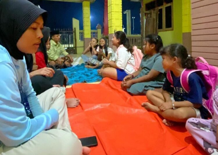 Les Privat Malam di Desa Menyunyur 1 Tingkatkan Semangat Belajar, Mahasiswa KKN Adakan Les Privat Malam di Desa Menyunyur Sebagai bentuk pengabdian kepada masyarakat, kami yang sedang melaksanakan Kuliah Kerja Nyata (KKN) di Desa Menyunyur mengadakan kegiatan les privat malam hari bagi anak-anak desa. Kegiatan ini rutin dilaksanakan setiap malam setelah salat Magrib dan diikuti oleh siswa-siswi dari tingkat Sekolah Dasar (SD) serta beberapa siswa tingkat Madrasah Tsanawiyah (MTs). Program ini mendapat respon positif dari masyarakat karena dinilai membantu anak-anak belajar dengan lebih terarah di luar jam sekolah. Les privat ini kami fokuskan pada materi pelajaran yang akan dipelajari keesokan harinya di sekolah. Dengan penuh kesabaran, kami membimbing mereka dalam memahami pelajaran, menyelesaikan tugas, hingga mengulas materi yang dianggap sulit. Suasana belajar sengaja kami buat santai, menyenangkan, dan interaktif agar anak-anak lebih mudah menyerap pelajaran. Selain mendukung secara akademik, kami juga menanamkan nilai-nilai penting seperti kedisiplinan, tanggung jawab, dan semangat belajar. Harapannya, anak-anak dapat lebih percaya diri ketika belajar di sekolah karena telah mendapatkan gambaran sebelumnya melalui kegiatan les ini. Antusiasme mereka yang tinggi menjadi motivasi tersendiri bagi kami untuk terus memberikan yang terbaik. Warga Desa Menyunyur memberikan dukungan penuh terhadap program ini. Banyak orang tua yang merasa terbantu dan mengungkapkan rasa syukur karena anak-anak mereka dapat mengisi waktu malam dengan kegiatan yang bermanfaat dan edukatif. Hubungan yang kami jalin dengan masyarakat juga semakin akrab berkat interaksi melalui kegiatan ini. Kegiatan les privat ini merupakan salah satu kontribusi nyata kami dalam upaya meningkatkan kualitas pendidikan di desa. Kami berharap kegiatan ini tidak hanya bermanfaat selama masa KKN berlangsung, tetapi juga bisa menjadi inspirasi untuk kegiatan serupa di masa mendatang, baik oleh warga setempat maupun mahasiswa KKN berikutnya.