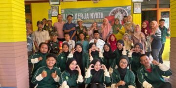 Pembukaan KKN Unugiri 2025 di Desa Menyunyur, Kecamatan Grabakan, Kabupaten Tuban Kami, mahasiswa Universitas Nahdlatul Ulama Sunan Giri Bojonegoro, dengan penuh semangat memulai kegiatan Kuliah Kerja Nyata (KKN) Unugiri 2025 di Desa Menyunyur, Kecamatan Grabakan, Kabupaten Tuban. Desa Menyunyur terletak di daerah pegunungan yang indah dan unik, dikelilingi oleh perbukitan yang menambah keasrian lingkungan sekitar. Secara administratif, Desa Menyunyur berada di wilayah Kecamatan Grabakan dan berbatasan dengan beberapa desa tetangga, yaitu: Sebelah Utara dengan Desa Dermawu Harjo, Kecamatan Grabakan Sebelah Selatan dengan Desa Punggul Rejo, Kecamatan Rengel Sebelah Barat dengan Desa Dahor, Kecamatan Grabakan Sebelah Timur dengan Desa Pakis, Kecamatan Grabakan Desa ini terdiri dari dua dusun, yaitu Dusun Sendang Kulon dan Dusun Sendang Etan. Nama “Sendang” sendiri berasal dari keberadaan dua sendang (sumur atau mata air) yang menjadi ciri khas desa ini dan memiliki nilai sejarah serta budaya bagi warga setempat. Di bawah bimbingan Bapak Muslim, Kepala Desa Menyunyur, kami menjalankan program kerja yang fokus pada pengembangan dan inovasi pengolahan singkong. Program ini bertujuan menghadirkan metode baru yang belum pernah diterapkan sebelumnya di Desa Menyunyur, sehingga dapat meningkatkan nilai tambah hasil pertanian serta kesejahteraan masyarakat desa. Kegiatan KKN ini bukan hanya menjadi ajang untuk menjalankan kewajiban akademik, tetapi juga merupakan kesempatan untuk belajar, berbagi ilmu, dan tumbuh bersama masyarakat Desa Menyunyur. Kami hadir dengan semangat muda dan komitmen untuk memberikan kontribusi positif demi kemajuan desa yang asri dan penuh potensi ini. Sambutan dari Bapak Kades: "Selamat menjalankan kegiatan Kuliah Kerja Nyata (KKN) di Desa Menyunyur. Kami sangat bangga dan mengapresiasi kehadiran adik-adik sekalian di desa kami. Semoga selama berada di sini, kalian merasa betah dan nyaman. Kami harapkan dengan kehadiran kalian, mampu memberikan kontribusi nyata yang dapat membantu memajukan desa ini, baik dari segi budaya, sosial, maupun pembangunan. Jadikan pengalaman ini sebagai sarana belajar sekaligus berbagi, sehingga Desa Menyunyur bisa semakin maju dan berkembang." Sambutan dari Pak Yai: Pak Yai juga berujar, "Anak-anakku, saya menganggap kalian bukan hanya sebagai tamu, tapi sudah seperti anak sendiri. Sebagai bapak, saya ingin berpesan agar kalian selalu menjaga diri dengan baik, baik dari segi kesehatan maupun perilaku. Jaga selalu kesehatan agar kalian dapat menjalankan tugas dan tanggung jawab selama KKN dengan lancar. Selain itu, terapkan ilmu yang kalian dapatkan dari kampus di lingkungan desa ini. Semoga ilmu itu bermanfaat dan dapat dirasakan langsung oleh masyarakat Desa Menyunyur, sehingga kalian benar-benar membawa perubahan positif selama berada di sini."