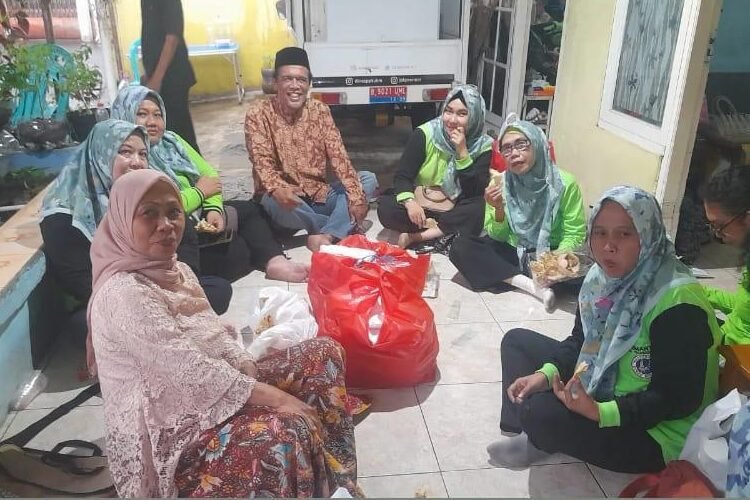 siaran-berita.com-Hadi-Winarno-bersama-ibu-ibu-PKK-RW.07-kelurahan-Pesanggrahan