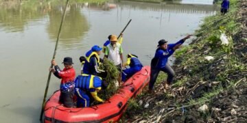 TAGANA Kendal menyisir sampah di Kalibuntu, (sumber: RF).