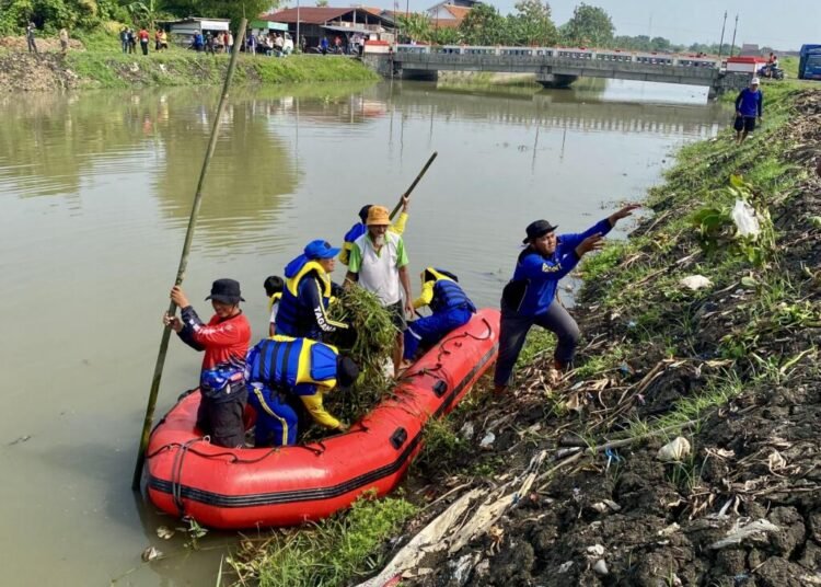 TAGANA Kendal menyisir sampah di Kalibuntu, (sumber: RF).