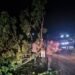 Sebuah pohon besar tumbang menutupi jalan poros Desa Madello, Barru. Namun, gelap malam tak menghalangi semangat polisi dan warga untuk bergotong royong membersihkan jalan.