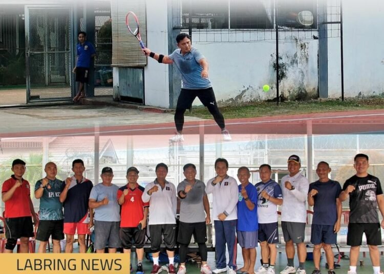 Kalapas Bengkulu Julianto Budhi Prasetyono bermain tenis bersama pegawai dan perwakilan OPD Kota Bengkulu. Doc. Humas