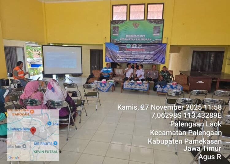 petugas PLN saat sosialisasi ke masyarakat