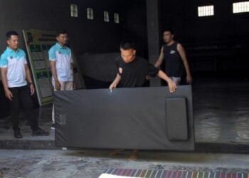 Tingkatkan Kebersihan dan Kesehatan, Tim ADM Kamtib Arahkan Warga Binaan Mapenaling untuk Berangin-angin dan Menjemur Peralatan Tidur 3 Lapas Bengkulu, ADM Kamtib, Mapenaling, Kebersihan Lapas, Kesehatan WBP, Disiplin Warga Binaan, Pemasyarakatan Bengkulu