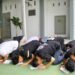 Sujud Syukur Warnai Pembebasan 10 Warga Binaan Lapas Bengkulu 14 Lapas Bengkulu, Pembebasan Warga Binaan, Sujud Syukur, Reintegrasi Sosial, Kemenkumham, Pemasyarakatan, Pembebasan Bersyarat, Berita Bengkulu, Human Interest