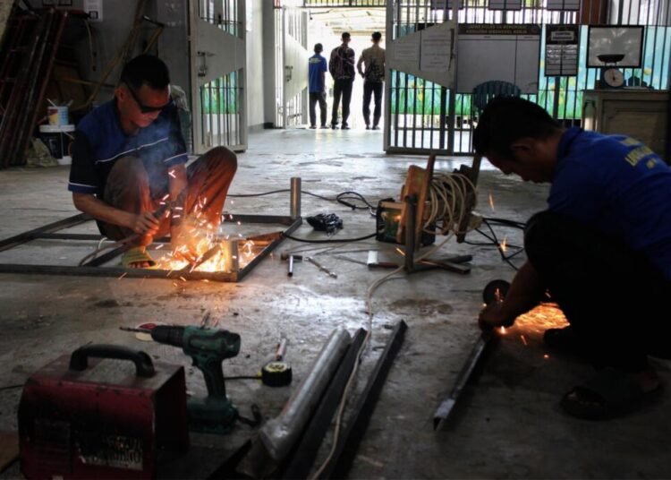 Inovasi Warga Binaan: Podium Lepas-Pasang untuk Pengibar Bendera Resmi Digunakan 1 Lapas Bengkulu, Podium Pengibar Bendera, Kegiatan Kerja WBP, Pembinaan Kemandirian, Sarana Upacara, Giatja Lapas, Julianto Budhi Prasetyono, Bengkulu, Pemasyarakatan