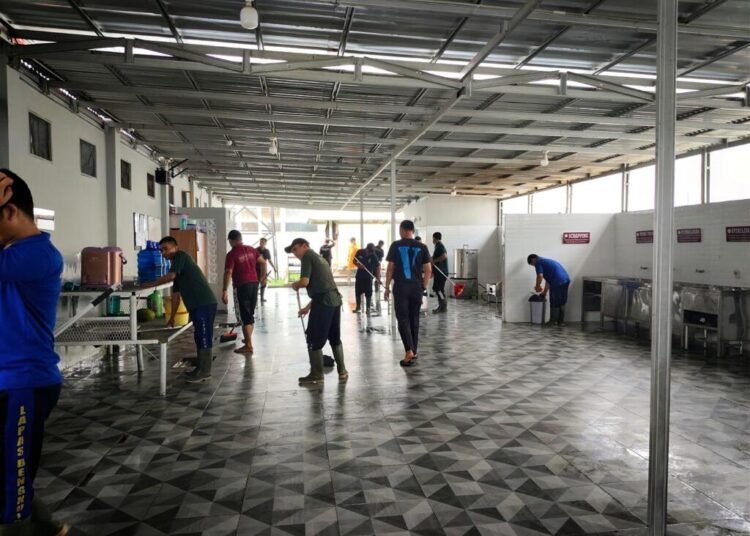 Kebersihan Dapur Lapas Bengkulu Diperketat, Pastikan Layanan Makanan Tetap Higienis dan Aman 1 Lapas Bengkulu, Dapur Elok, Kebersihan Dapur, Higiene Sanitasi, Sertifikasi Halal, Pemasyarakatan, Kemenkumham, Bengkulu, Pelayanan Makanan, Keamanan Pangan