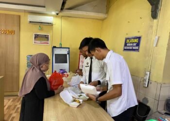 Petugas Lapas Tegal Perketat Pemeriksaan Barang Bawaan Pengunjung Upaya Cegah Peredaran Barang Terlarang di Dalam Lapas 2 kunjungan