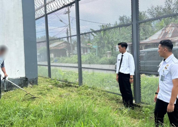 Perkuat Deteksi Dini, Rutan Bengkulu Bersihkan Area Tembok Pembatas 1 2963e1f7 41b7 4a22 ac5d 4394f03ed9c2