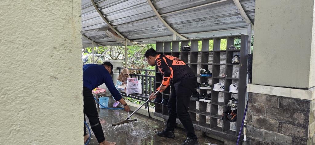 Pimpinan Cabang David Richardo Gultom turun langsung bersihkan Masjid At-Thariq bersama warga Lipukasi. BRI hadir untuk masyarakat!
