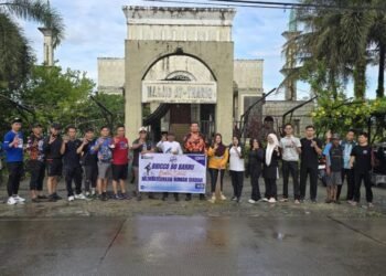 BRI Barru Bersama warga Lipukasi, BRI kompak gotong royong bersihkan Masjid At-Thariq. Halaman, area wudhu, hingga fasilitas masjid dirapikan demi kenyamanan jamaah.