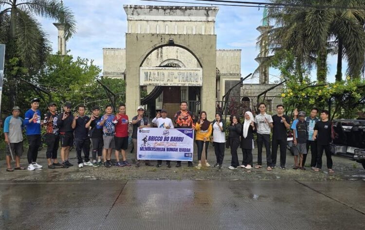 BRI Barru Bersama warga Lipukasi, BRI kompak gotong royong bersihkan Masjid At-Thariq. Halaman, area wudhu, hingga fasilitas masjid dirapikan demi kenyamanan jamaah.