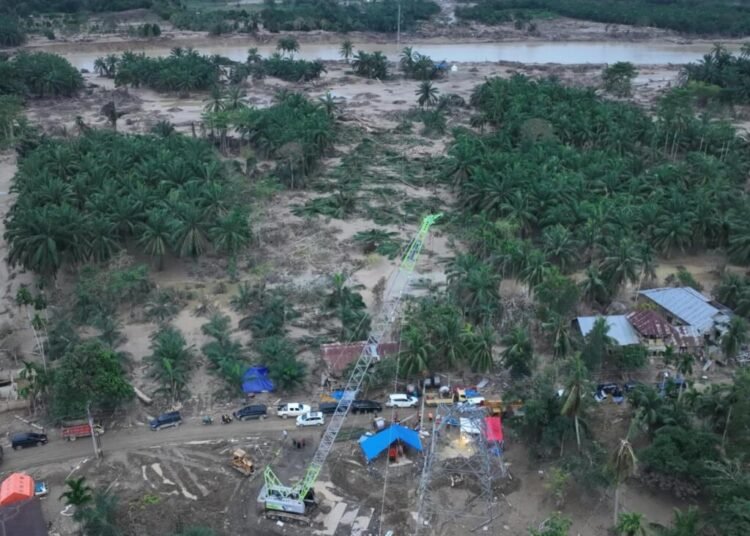 PLN Terus Pulihkan Listrik Aceh, Crane Disulap Jadi Tower Darurat