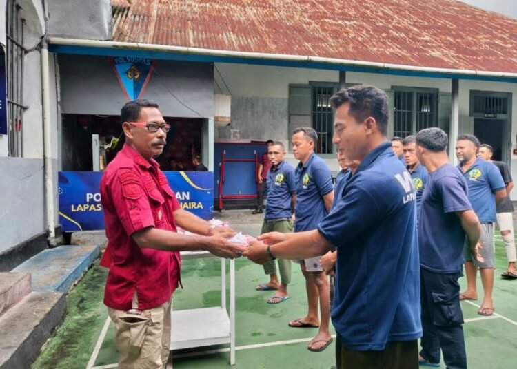 Dukung Pola Hidup Sehat, Lapas Bandanaira Bagikan Perlengkapan Mandi untuk Warga Binaan 1 WhatsApp Image 2025 12 04 at 17.21.32 5ad1babe