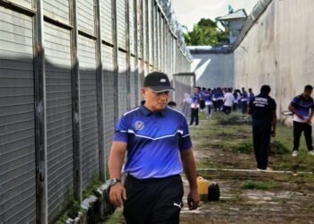 Kalapas Bengkulu Pimpin Aksi Bersih-Bersih, Wujudkan Lingkungan Aman dan Sehat 6 Lapas Bengkulu, Kerja Bakti, Kebersihan Lingkungan, Kesiapsiagaan Banjir, Brandgang, Julianto Budhi Prasetyono, ADM Kamtib, Pemasyarakatan, Bengkulu, Mitigasi Bencana, Gotong Royong