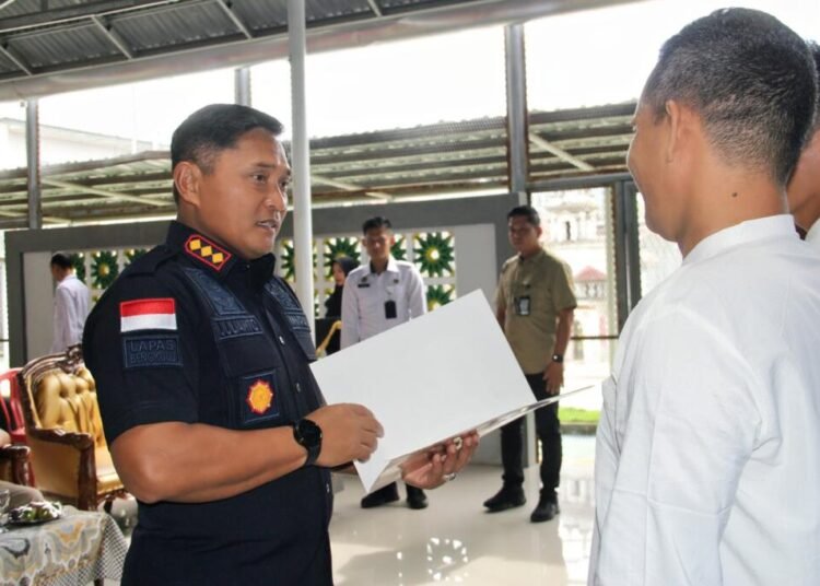 Apresiasi Pembinaan, Lapas Bengkulu Serahkan Remisi Khusus Natal 2025 1 Lapas Bengkulu, Remisi Natal 2025, Pengurangan Masa Pidana, Julianto Budhi Prasetyono, Administrasi Pemasyarakatan, Pembinaan, Integrasi Sosial