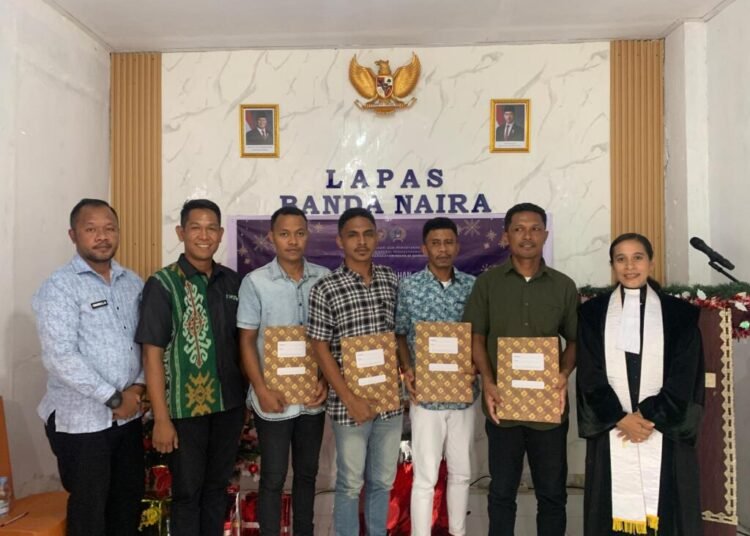 Empat Warga Binaan Lapas Bandanaira Terima Remisi Khusus di Momen Natal 2025 1 WhatsApp Image 2025 12 25 at 20.43.30