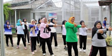 Bengkulu, 27 Desember 2025 – Semangat kebersamaan menyambut pergantian tahun tampak menyala di Lembaga Pemasyarakatan (Lapas) Kelas IIA Bengkulu pada Sabtu pagi. Para Aparatur Sipil Negara (ASN) dan peserta magang tampak antusias mengikuti kegiatan senam pagi bersama warga binaan di lapangan tenis Lapas Bengkulu. Kegiatan yang digelar sebagai bagian dari pembinaan jasmani ini berlangsung penuh energi dan keceriaan. Irama musik senam yang mengalun membuat suasana semakin hidup, sementara deretan peserta dari petugas, peserta magang, hingga warga binaan terlihat kompak mengikuti gerakan instruktur. Tak hanya sebatas aktivitas olahraga, momentum ini juga menjadi ruang interaksi positif antara petugas dan warga binaan dalam nuansa kekeluargaan yang hangat. Meski berada di penghujung tahun, semangat ASN dan peserta magang tetap membara menghadapi tahun baru. Mereka berharap momentum ini menjadi awal dari komitmen bersama untuk menjaga kesehatan, meningkatkan disiplin, serta memperkuat keharmonisan di lingkungan pemasyarakatan. Melalui kegiatan ini, Lapas Bengkulu menunjukkan bahwa pembinaan bukan hanya tentang aturan dan pengawasan, tetapi juga membangun semangat optimisme, saling mendukung, dan menata langkah baru yang lebih baik menuju tahun 2026.