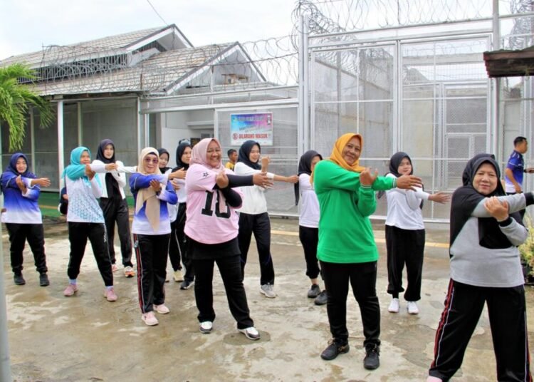 Suasana Ceria di Lapas Bengkulu: Senam Pagi Satukan Petugas dan Warga Binaan 1 Bengkulu, 27 Desember 2025 – Semangat kebersamaan menyambut pergantian tahun tampak menyala di Lembaga Pemasyarakatan (Lapas) Kelas IIA Bengkulu pada Sabtu pagi. Para Aparatur Sipil Negara (ASN) dan peserta magang tampak antusias mengikuti kegiatan senam pagi bersama warga binaan di lapangan tenis Lapas Bengkulu. Kegiatan yang digelar sebagai bagian dari pembinaan jasmani ini berlangsung penuh energi dan keceriaan. Irama musik senam yang mengalun membuat suasana semakin hidup, sementara deretan peserta dari petugas, peserta magang, hingga warga binaan terlihat kompak mengikuti gerakan instruktur. Tak hanya sebatas aktivitas olahraga, momentum ini juga menjadi ruang interaksi positif antara petugas dan warga binaan dalam nuansa kekeluargaan yang hangat. Meski berada di penghujung tahun, semangat ASN dan peserta magang tetap membara menghadapi tahun baru. Mereka berharap momentum ini menjadi awal dari komitmen bersama untuk menjaga kesehatan, meningkatkan disiplin, serta memperkuat keharmonisan di lingkungan pemasyarakatan. Melalui kegiatan ini, Lapas Bengkulu menunjukkan bahwa pembinaan bukan hanya tentang aturan dan pengawasan, tetapi juga membangun semangat optimisme, saling mendukung, dan menata langkah baru yang lebih baik menuju tahun 2026.