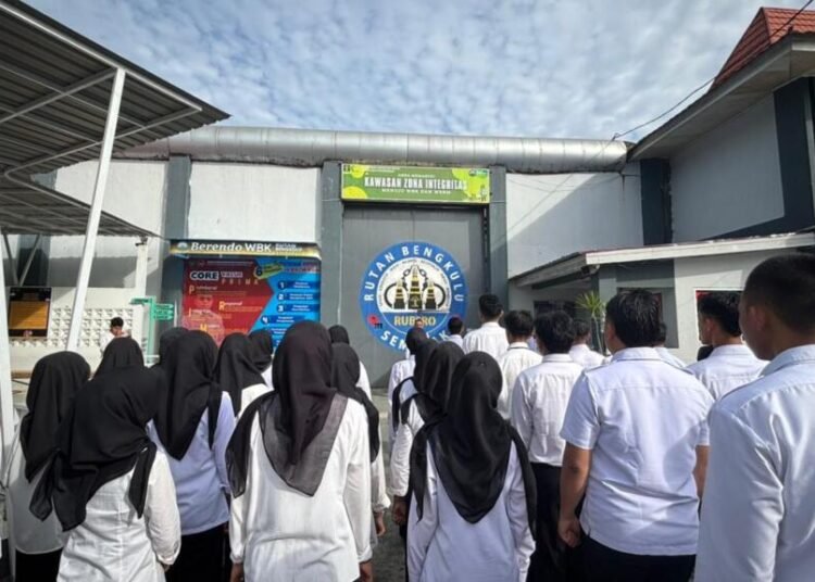 Perdana Pimpin Apel Pagi, Karutan Bengkulu Tomy Yulianto Tekankan Disiplin Pegawai dan Penguatan Pengamanan Jelang Tahun Baru 2026 1 WhatsApp Image 2025 12 30 at 08.22.55