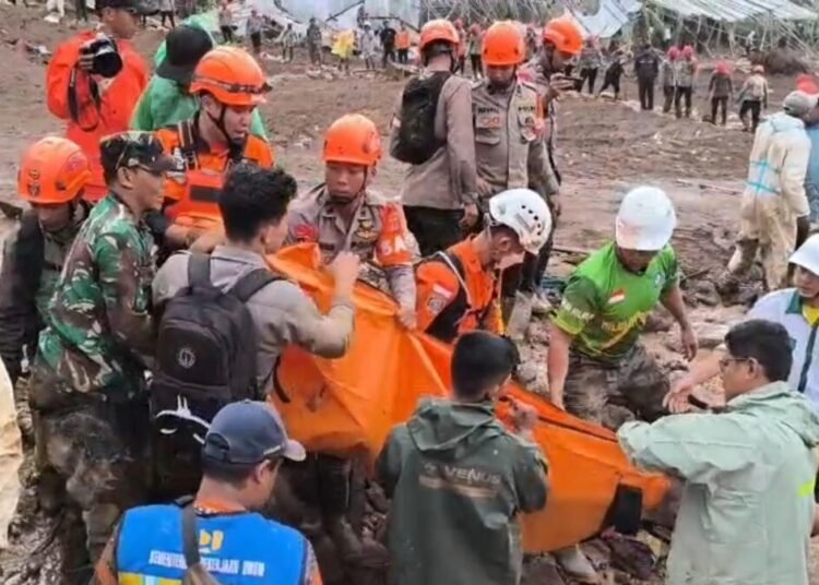 Tanah Longsor Dini Hari di Bandung Barat, Koramil 0907 Cikalong Wetan Fokus Evakuasi dan Pencarian Korban 1 2pasirlangu