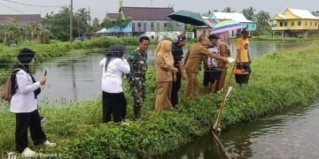 Lurah Bone Badariah, S.Sos., M.M., bersama Sekretaris Dinas Perikanan dan Kelautan Pangkep Ahmad, unsur Babinsa, penyuluh perikanan, serta tokoh masyarakat setempat, turut memberikan pakan ikan budidaya.