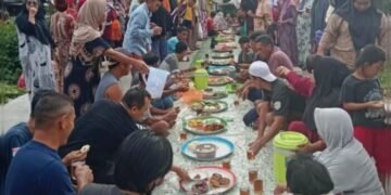 Setelah puluhan tahun menanti, warga menggelar syukuran karena jalan di Dusun Passedde, Desa Lipukasi, Kecamatan Tanete Rilau, Kabupaten Barru akhirnya mulus.