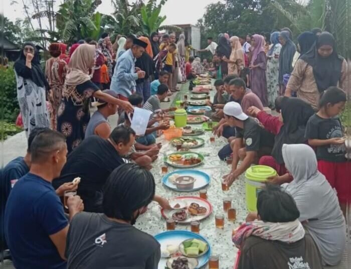 Setelah puluhan tahun menanti, warga menggelar syukuran karena jalan di Dusun Passedde, Desa Lipukasi, Kecamatan Tanete Rilau, Kabupaten Barru akhirnya mulus.