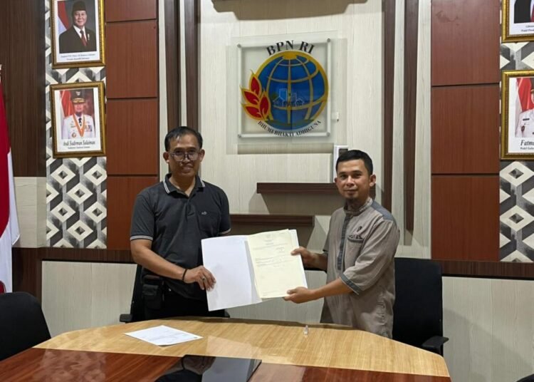 Penyerahan sertipikat aset Pemerintah Daerah berupa Sekolah Rakyat dilaksanakan di Kantor Pertanahan Kabupaten Sidenreng 1 WhatsApp Image 2026 01 09 at 13.53.52