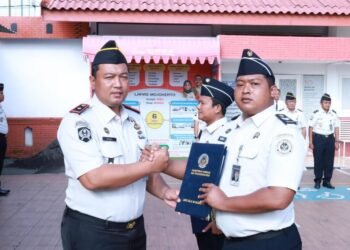 Dukung 15 Aksi Kemenimipas, Kepala Lapas Mojokerto Berikan Penghargaan Kepada Pegawai Berprestasi 4 WhatsApp Image 2026 01 19 at 08.25.50
